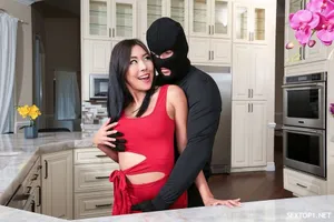 Con trai vừa qua đời thì bố đã tranh thủ đớp luôn bạn gái của con trai xinh đẹp