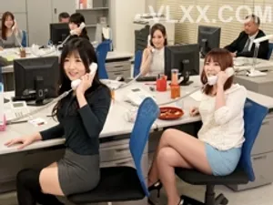 Sáng đi làm tối về rủ em đồng nghiệp đi đóng gạch